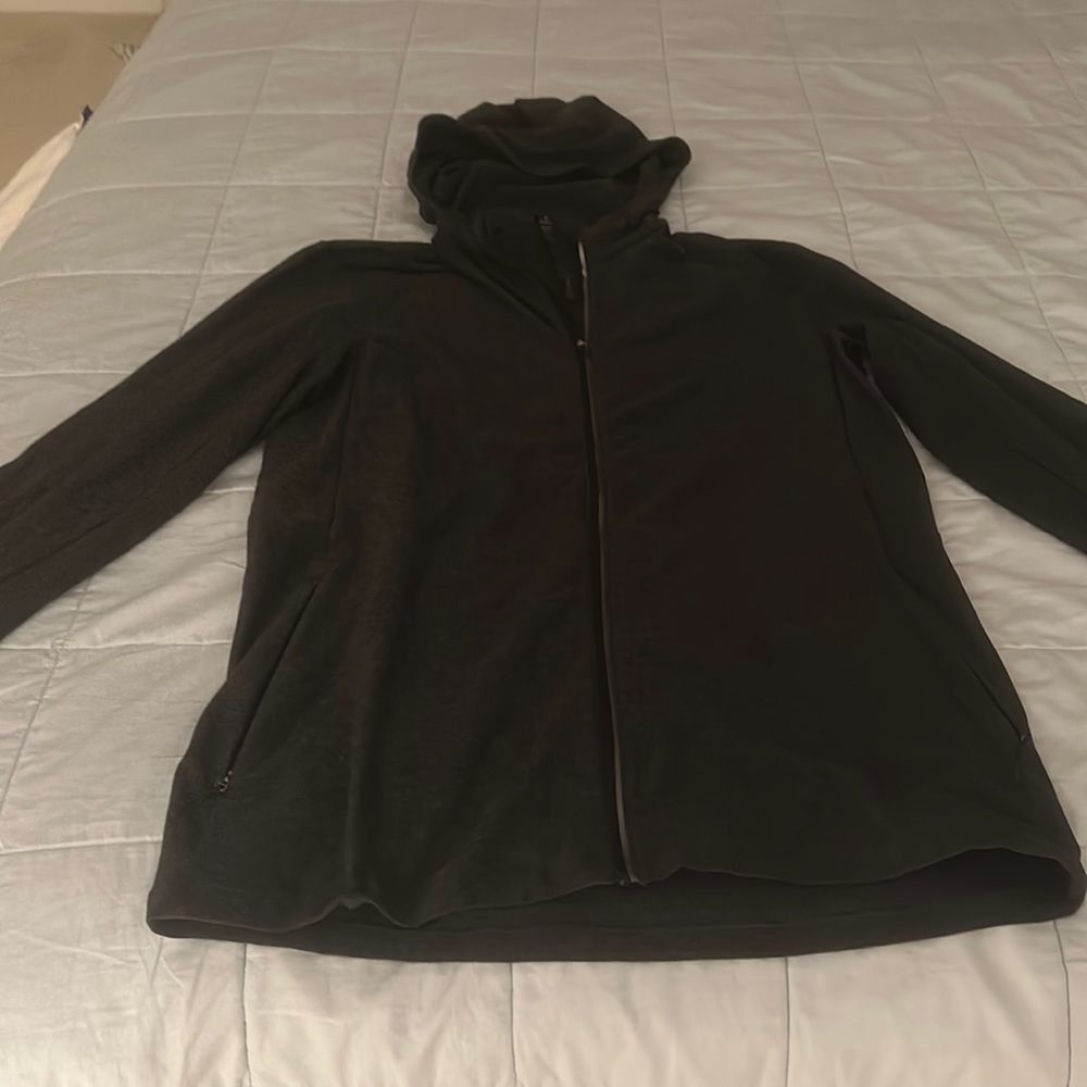 Men’s Lululemon zip sweatshirt, light weight, excellent condition. Dark grey.